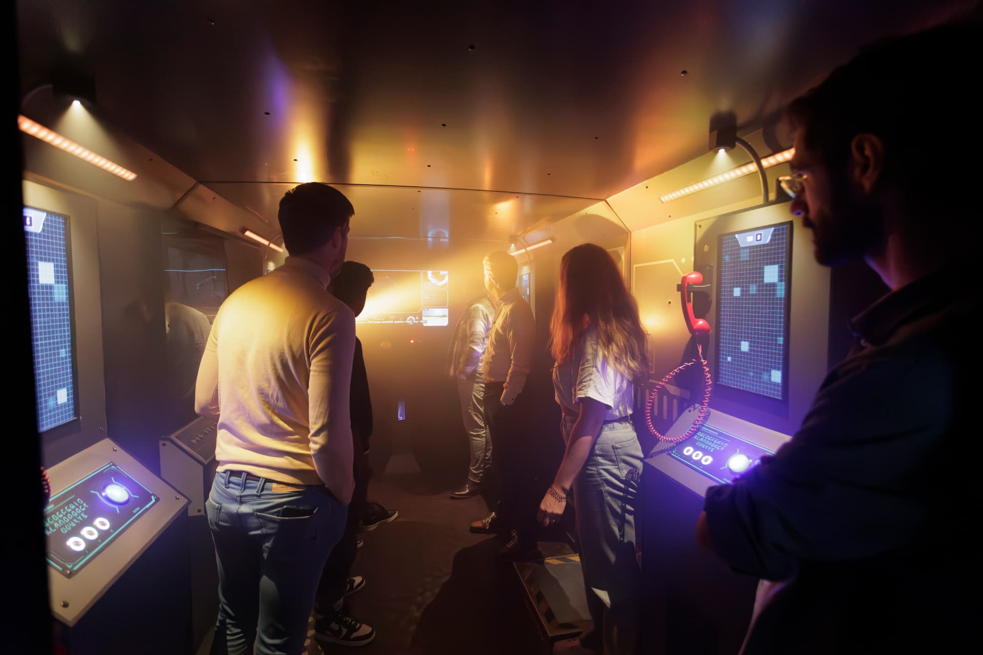 Binnenin de mobiele escaperoom van Serious Escape: spelers rond de spelpanelen